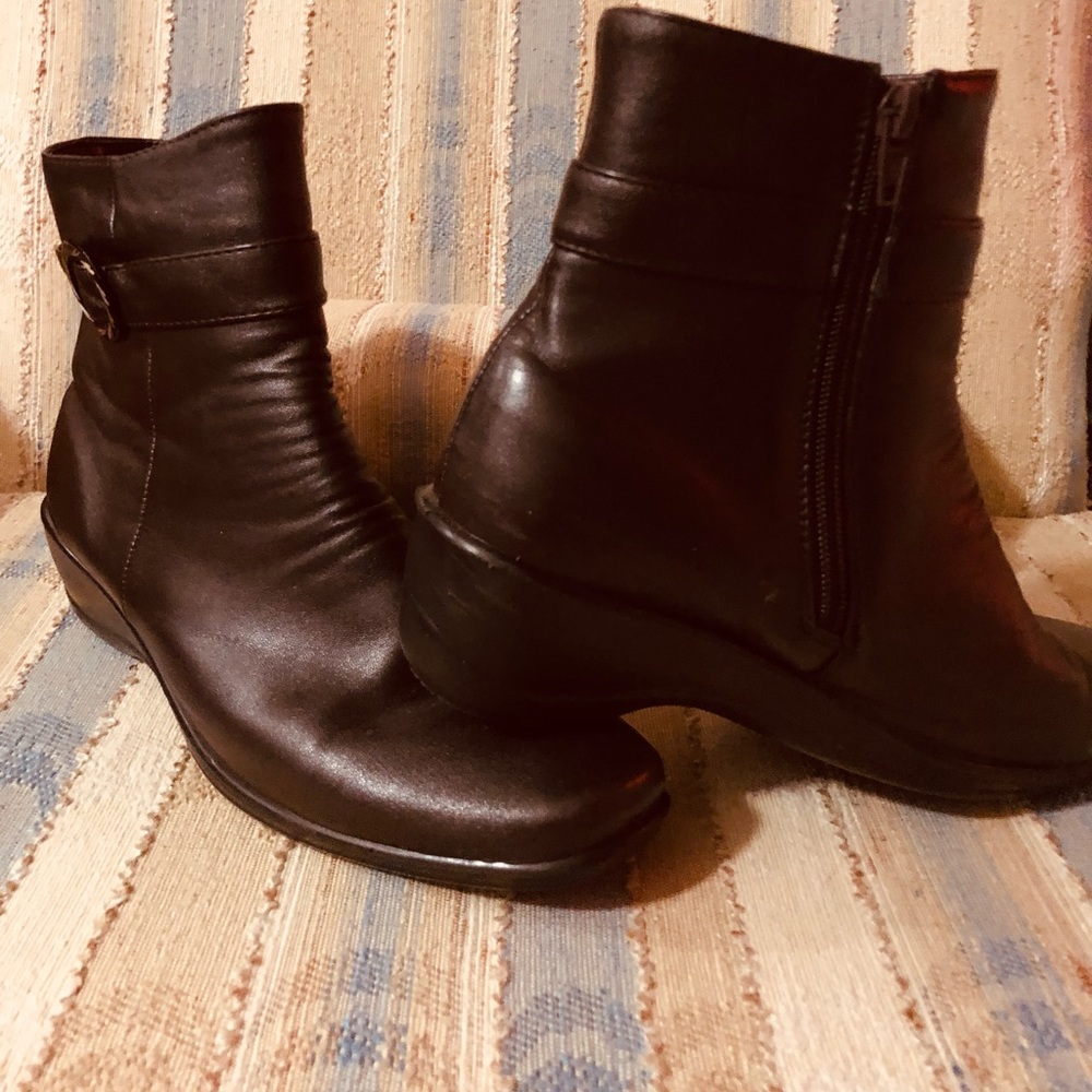 Brown Sag Harbor Ankle Boots Size 7M